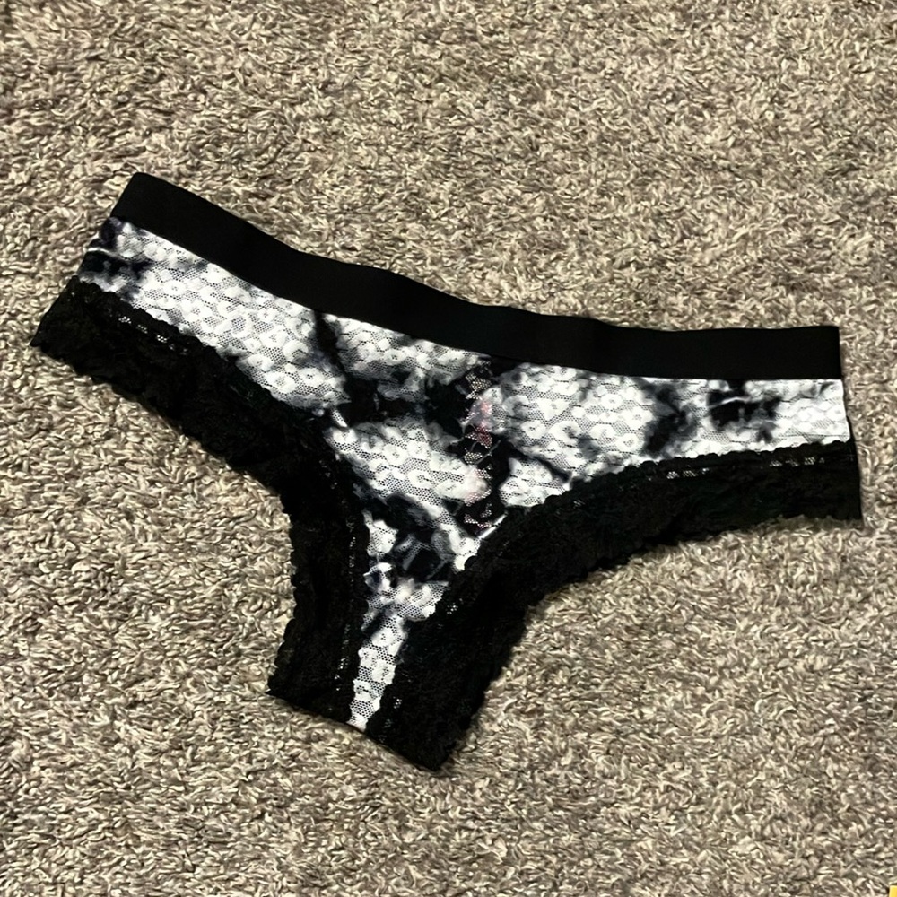 NWOT Victoria's Secret Black Lace Panties size Medium